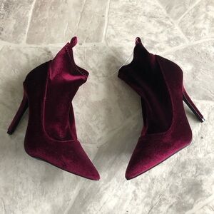 NWOT qupid red crushed velvet pointed ankle bootie heels size 6 & 7.5